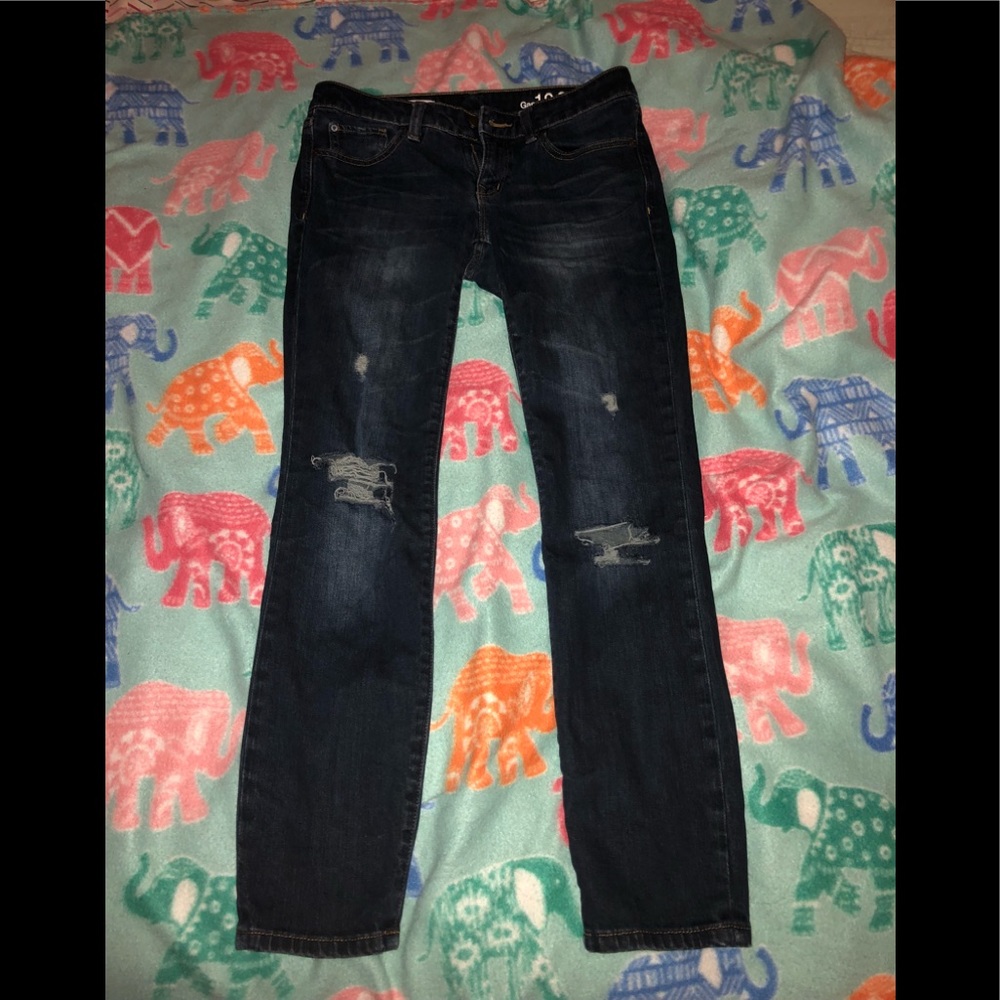 Low waisted ripped jeans